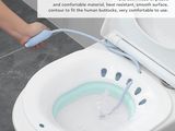 une personne qui utilise une brosse à dents pour nettoyer des toilettes