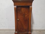 un petit meuble en bois surmonté d'une porte