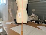 un mannequin assis sur une table dans une pièce