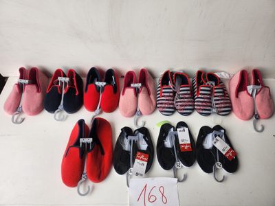 Lot de 11 paires de chaussons pour enfants comprenant un ass…