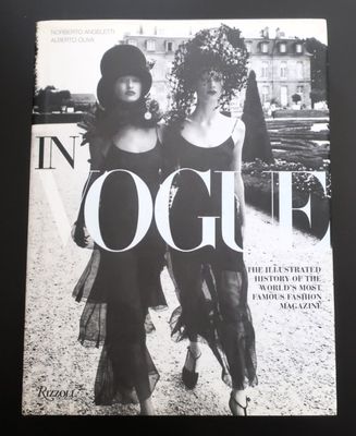une photo tirée d'un magazine montrant deux femmes marchant dans la rue