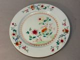 une assiette avec un motif floral sur une table