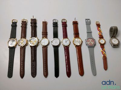tout un tas de montres alignées sur la table