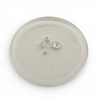 Cinq diamants sur papier, taille brillant, le plus important…