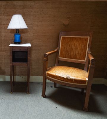 Fauteuil à la reine en bois mouluré, garniture en tissu velo…