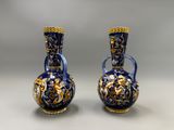 paire de vases bleus et or posés sur une table