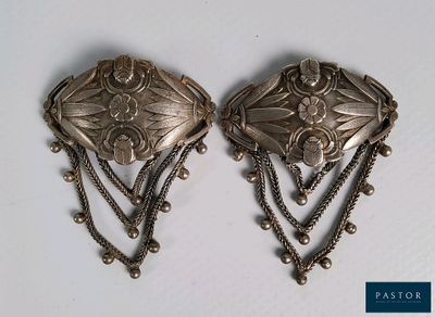 paire de boucles d'oreilles plaquées argent, ornées de chaînes et de perles sur un fond blanc