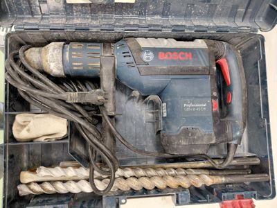 un outil dans une boîte à outils qui en contient beaucoup d'autres