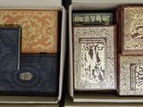 de nombreux livres rangés dans une boîte posée sur une étagère