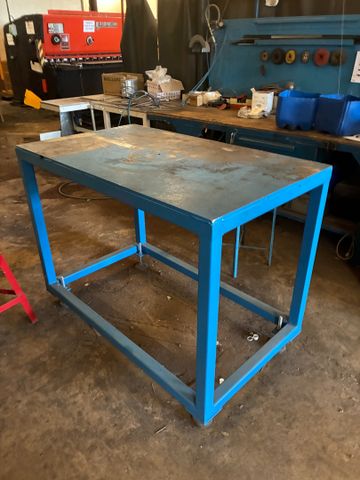 Lot de deux tables de travail métallique dont une sur roulette 