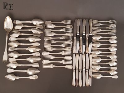 beaucoup de cuillères en argent et de cuillères à soupe sur une table