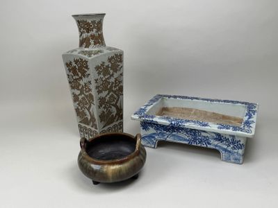 deux vases et un bol posés sur une table