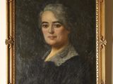 portrait d'une femme en robe noire dans un cadre doré