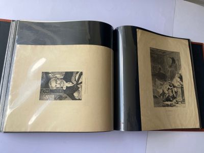 un livre ouvert avec la photo d'un homme et d'une femme