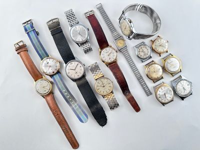 un grand nombre de montres posées sur la table