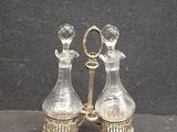 paire de carafes anciennes en verre argenté, sur socle