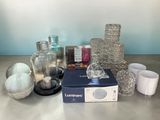une boîte en verre et une boîte de bougies posées sur une table