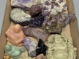 une boîte remplie de roches et de pierres de toutes sortes