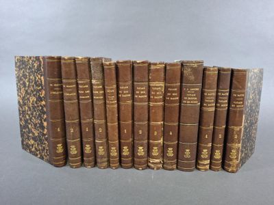 une pile de vieux livres posés les uns sur les autres