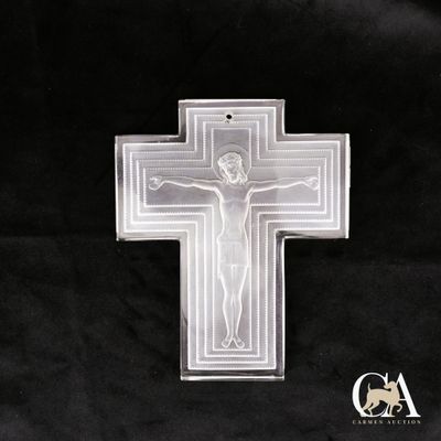 une croix en plastique transparent sur fond noir