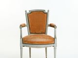 une image représentant une chaise dont l'assise est recouverte d'un tissu orange, sur fond blanc