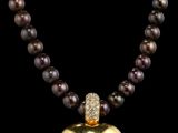 un gros plan d'un collier orné d'un pendentif en forme de cœur