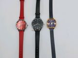 trois montres différentes sont alignées sur une surface blanche