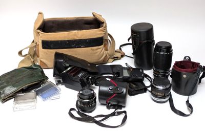 de nombreux types d'appareils photo et d'accessoires disposés sur la table