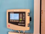 un panneau de commande fixé au mur d'une chambre d'hôpital
