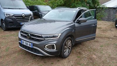Le SUV Volkswagen est garé à côté d'autres voitures sur le bord de la route.