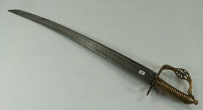 gros plan d'une épée sur une table à fond blanc