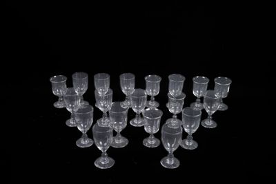un grand nombre de verres à vin vides posés sur une table