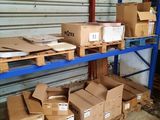 de nombreux cartons et boîtes sur les étagères de l'entrepôt