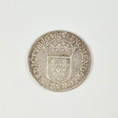 gros plan d'une pièce de monnaie surmontée d'une couronne