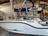 un bateau exposé dans un magasin