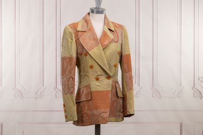 une photo d'un costume sur un mannequin