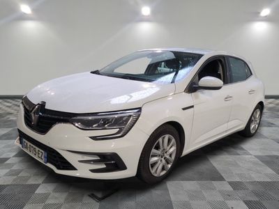une voiture blanche garée dans une pièce au sol en damier