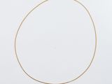 un collier en or sur fond blanc