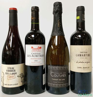 quatre bouteilles de vin sont alignées sur une table