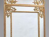une image d'un miroir avec un cadre doré sur un fond blanc