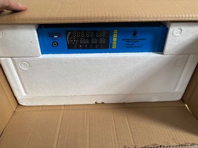 une boîte contenant une horloge, elle-même placée dans une autre boîte