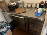 un comptoir en métal sur lequel sont posées toute une série d'assiettes et de tasses