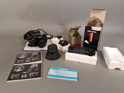 un appareil photo et d'autres objets posés sur une table
