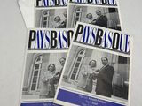 une pile de brochures avec des photos de personnes devant un immeuble