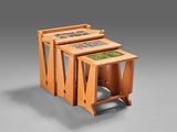 trois tables gigognes en bois ornées de motifs de carreaux sur fond gris