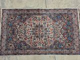 un tapis oriental posé au sol