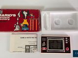 un jeu « Game & Watch » rangé dans une boîte posée sur une table