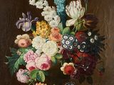 tableau représentant un vase de fleurs posé sur une table, avec d'autres fleurs