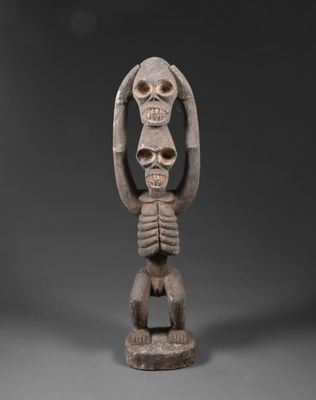 une image représentant une statue d'un squelette tenant une tête humaine