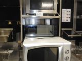un micro-ondes posé sur un comptoir dans une cuisine